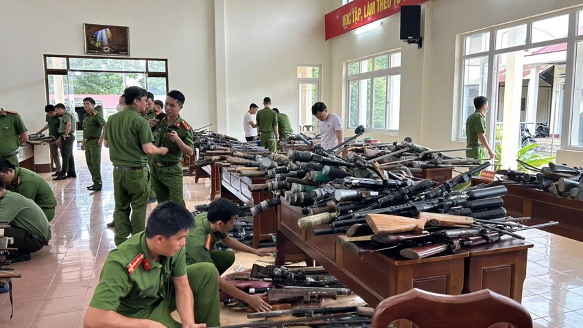 Công an tỉnh Đắk Lắk vận động, thu hồi vũ khí, vật liệu nổ. Ảnh: VŨ LONG Công an tỉnh Đắk Lắk vận động, thu hồi vũ khí, vật liệu nổ. Ảnh: VŨ LONG