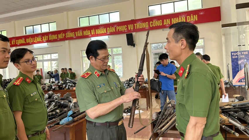 Thiếu tướng Lê Vinh Quy kiểm tra công tác thu hồi vũ khí. Ảnh: VŨ LONG Thiếu tướng Lê Vinh Quy kiểm tra công tác thu hồi vũ khí. Ảnh: VŨ LONG