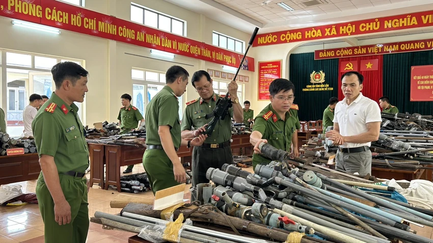 Lãnh đạo Công an tỉnh Đắk Lắk kiểm tra công tác thu hồi vũ khí, vật liệu nổ. Ảnh: VŨ LONG Lãnh đạo Công an tỉnh Đắk Lắk kiểm tra công tác thu hồi vũ khí, vật liệu nổ. Ảnh: VŨ LONG
