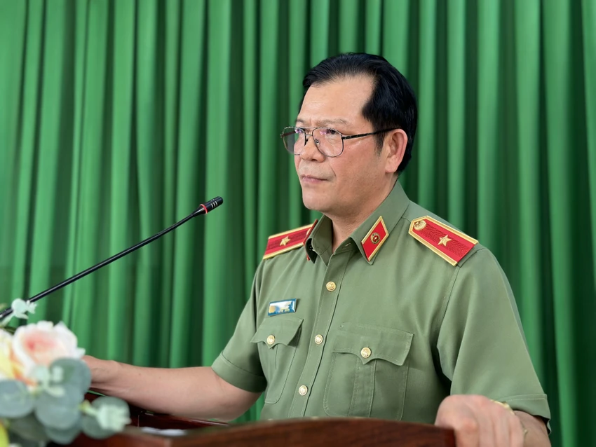 Thiếu tướng Lê Vinh Quy phát biểu khen thưởng đột xuất các đơn vị nghiệp vụ và người dân. Ảnh: QD Thiếu tướng Lê Vinh Quy phát biểu khen thưởng đột xuất các đơn vị nghiệp vụ và người dân. Ảnh: QD