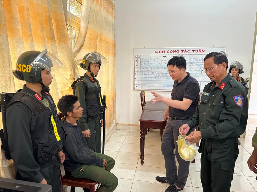 Dẫn giải đối tượng trốn truy nã về trụ sở công an. Ảnh: QD Dẫn giải đối tượng trốn truy nã về trụ sở công an. Ảnh: QD
