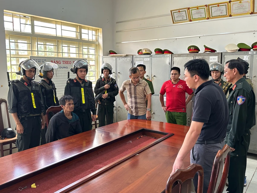 Lực lượng công an truy bắt đối tượng trốn truy nã. Ảnh: QD Lực lượng công an truy bắt đối tượng trốn truy nã. Ảnh: QD
