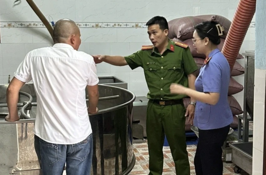 Lực lượng công an kiểm tra cơ sở nghi sản xuất cà phê giả. Ảnh: AX Lực lượng công an kiểm tra cơ sở nghi sản xuất cà phê giả. Ảnh: AX