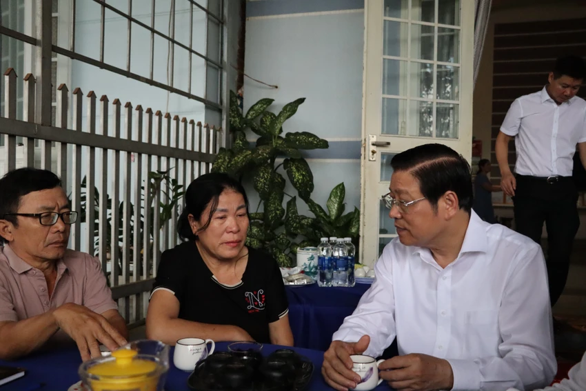 Trưởng Ban Nội chính Trung ương Phan Đình Trạc thăm hỏi gia đình có người thân hy sinh trong vụ khủng bố vào ngày 11-6 vừa qua ở huyện Cư Kuin. Ảnh: ND