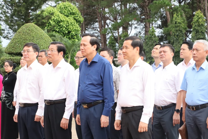 Ông Phan Đình Trạc cùng đoàn công tác Trung ương dâng hương tại nghĩa trang liệt sĩ tỉnh Đắk Lắk. Ảnh: ND