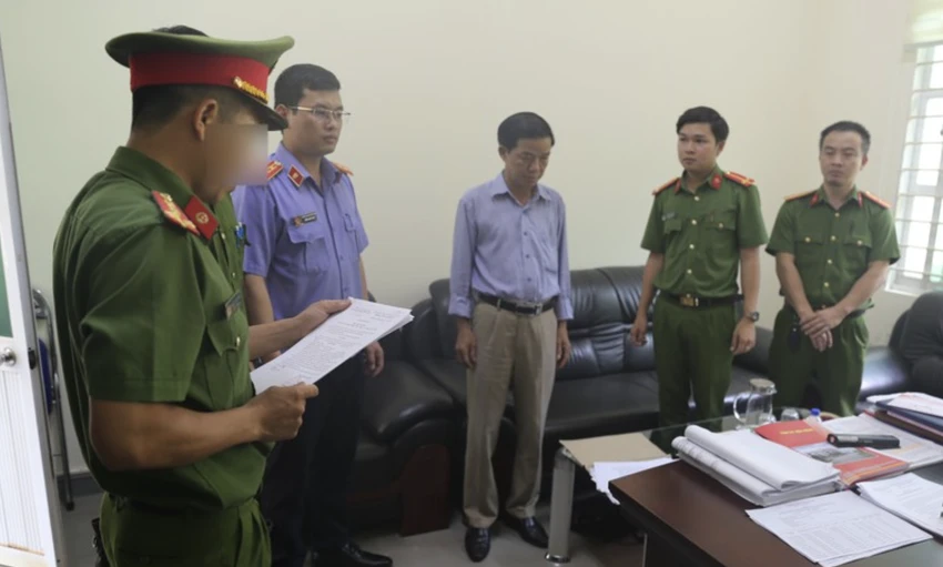 Cơ quan điều tra đọc quyết định khởi tố ông Hồ Sĩ Điệp. Ảnh: MQ Cơ quan điều tra đọc quyết định khởi tố ông Hồ Sĩ Điệp. Ảnh: MQ