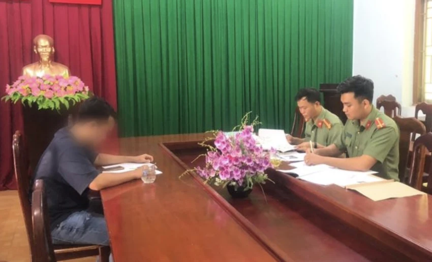 Công an làm việc với NVK. Ảnh: CACC Công an làm việc với NVK. Ảnh: CACC