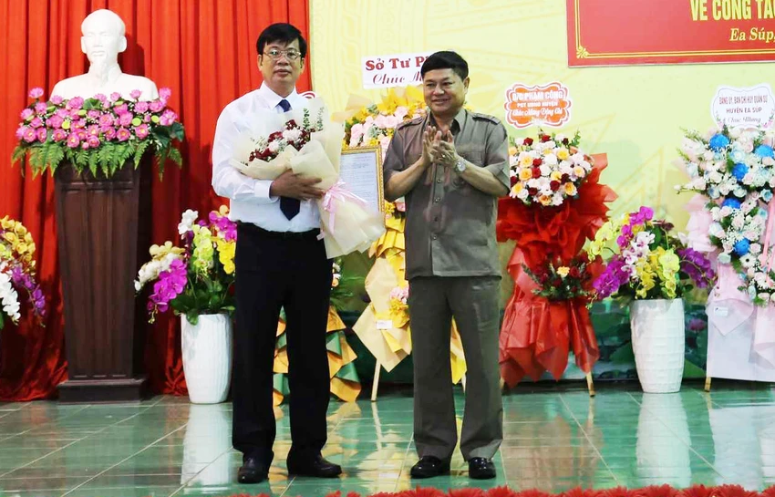 Ông Bùi Hồng Quý (bên trái) làm Bí thư Huyện ủy Ea Súp. Ảnh: AX Ông Bùi Hồng Quý (bên trái) làm Bí thư Huyện ủy Ea Súp. Ảnh: AX