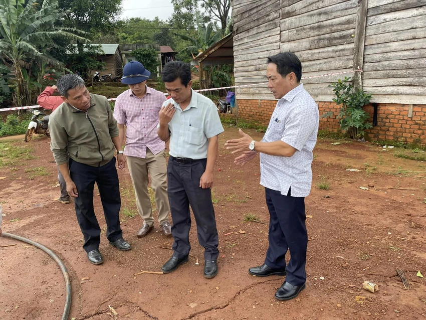 Lãnh đạo UBND huyện Tuy Đức kiểm tra hiện trường. Ảnh: VC Lãnh đạo UBND huyện Tuy Đức kiểm tra hiện trường. Ảnh: VC