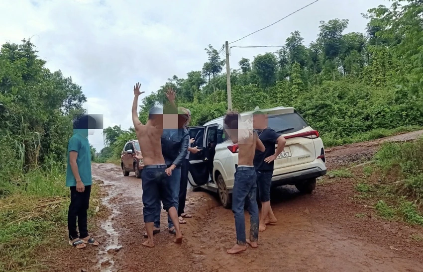 Nhóm thanh niên bị bắt giữ tại hiện trường. Ảnh: MQ