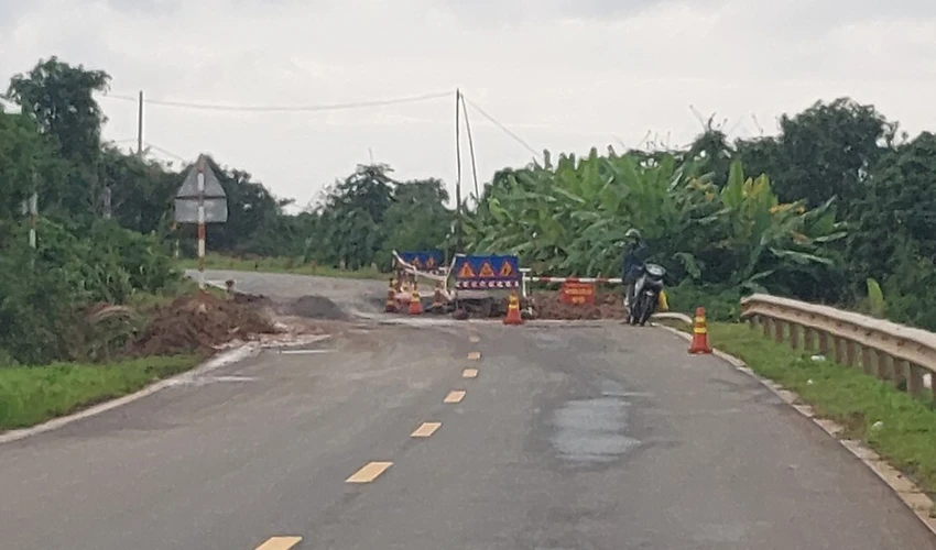 Một vị trí bị hỏng trên đường tránh thị trấn Ea Đrăng. Ảnh: AX
