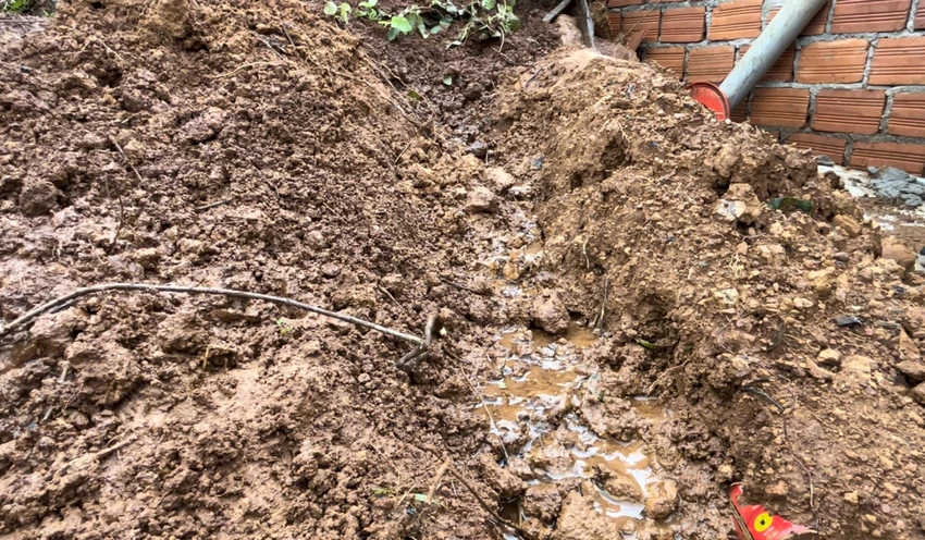 Nước chảy từ lòng đất vào nhà dân. Ảnh: VŨ LONG Nước chảy từ lòng đất vào nhà dân. Ảnh: VŨ LONG