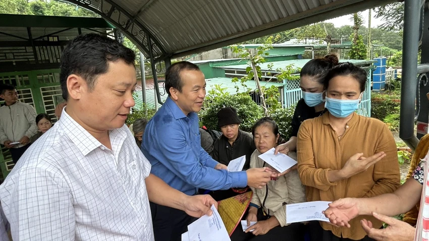Lãnh đạo Thành ủy, UBND TP Gia Nghĩa hỗ trợ tiền cho người dân ở khu vực sạt lở. Ảnh: VŨ LONG Lãnh đạo Thành ủy, UBND TP Gia Nghĩa hỗ trợ tiền cho người dân ở khu vực sạt lở. Ảnh: VŨ LONG