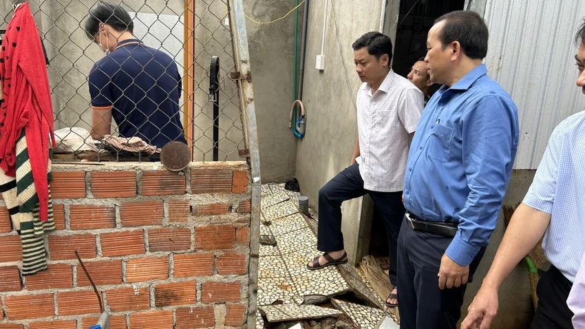 Khu vực nhà dân bị ảnh hưởng do sạt lở. Ảnh: VŨ LONG Khu vực nhà dân bị ảnh hưởng do sạt lở. Ảnh: VŨ LONG