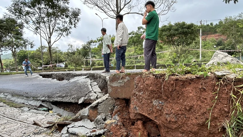 Phần đất trên quả đồi, phía sau 16 hộ dân bị sụp lún nặng. Ảnh: VŨ LONG