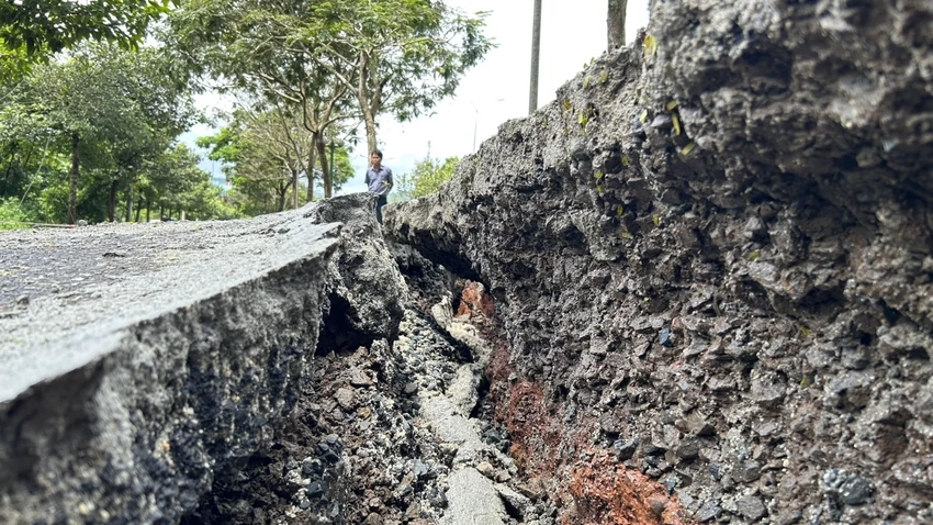 Người dân hoang mang, lo lắng vì đoạn đường này bị sụp lún ngày một nặng hơn. Ảnh: VŨ LONG