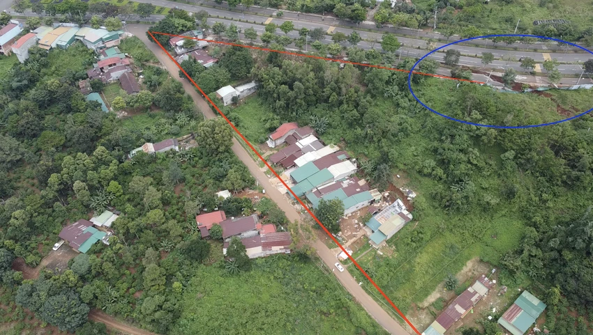 Nhà 16 hộ dân tại khu vực đang bị ảnh hưởng bởi sạt lở đất. Ảnh: VŨ LONG Nhà 16 hộ dân tại khu vực đang bị ảnh hưởng bởi sạt lở đất. Ảnh: VŨ LONG