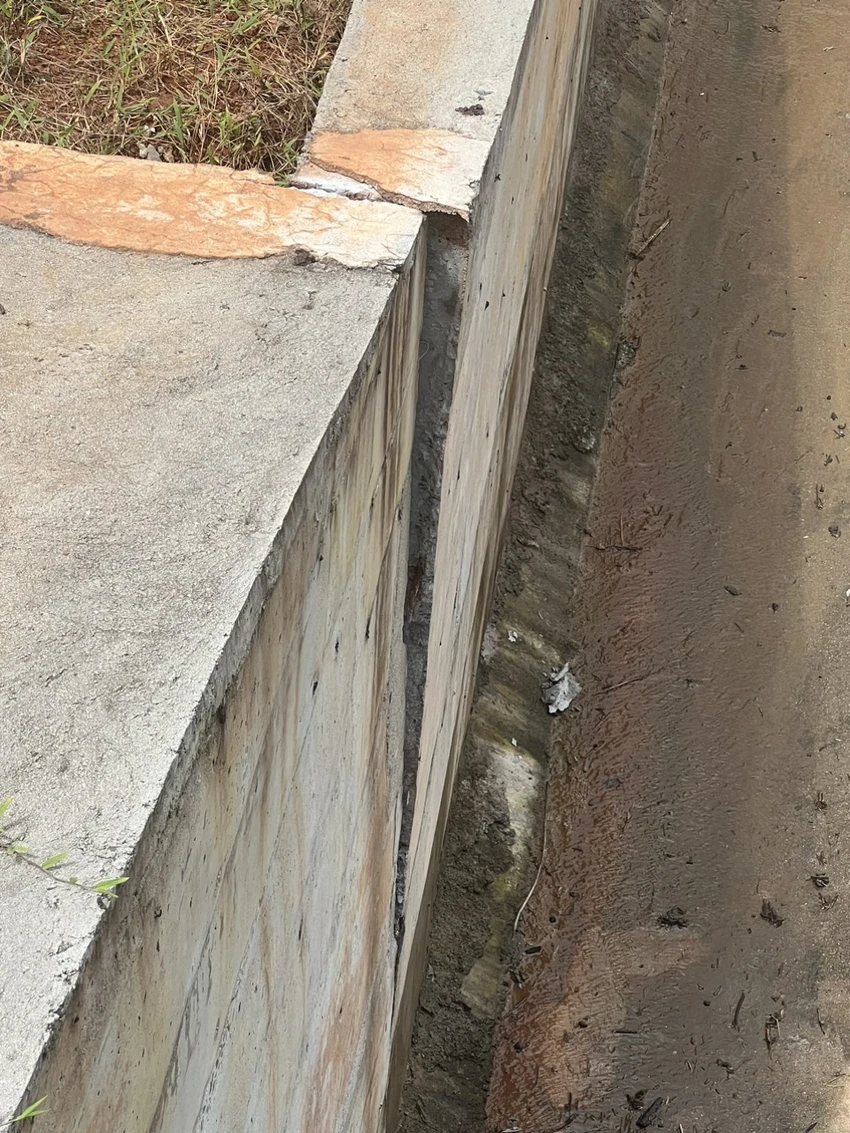 Một vị trí gần đập bị xê dịch. Ảnh: AX Một vị trí gần đập bị xê dịch. Ảnh: AX