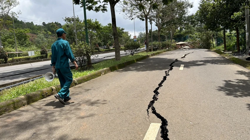 Vết nứt kéo dài sang nơi khác trên đường Hồ Chí Minh. Ảnh: VŨ LONG Vết nứt kéo dài sang nơi khác trên đường Hồ Chí Minh. Ảnh: VŨ LONG