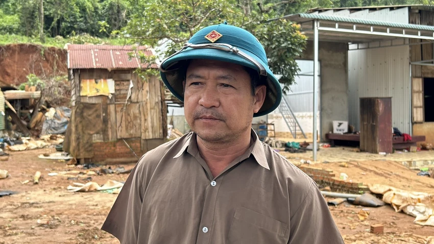 Ông Nguyễn Văn Tân, Tổ trưởng Tổ dân phố 5, trao đổi với PV. Ảnh: VŨ LONG Ông Nguyễn Văn Tân, Tổ trưởng Tổ dân phố 5, trao đổi với PV. Ảnh: VŨ LONG