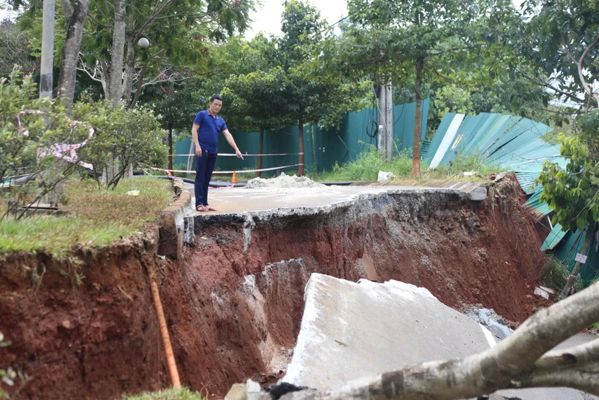Vết sạt trượt ở đường Hồ Chí Minh đoạn qua tỉnh Đắk Nông. Ảnh: VŨ LONG Vết sạt trượt ở đường Hồ Chí Minh đoạn qua tỉnh Đắk Nông. Ảnh: VŨ LONG