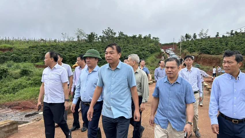 Thứ trưởng Nguyễn Hoàng Hiệp kiểm tra công trình thủy lợi Đắk N'ting. Ảnh: VŨ LONG Thứ trưởng Nguyễn Hoàng Hiệp kiểm tra công trình thủy lợi Đắk N'ting. Ảnh: VŨ LONG