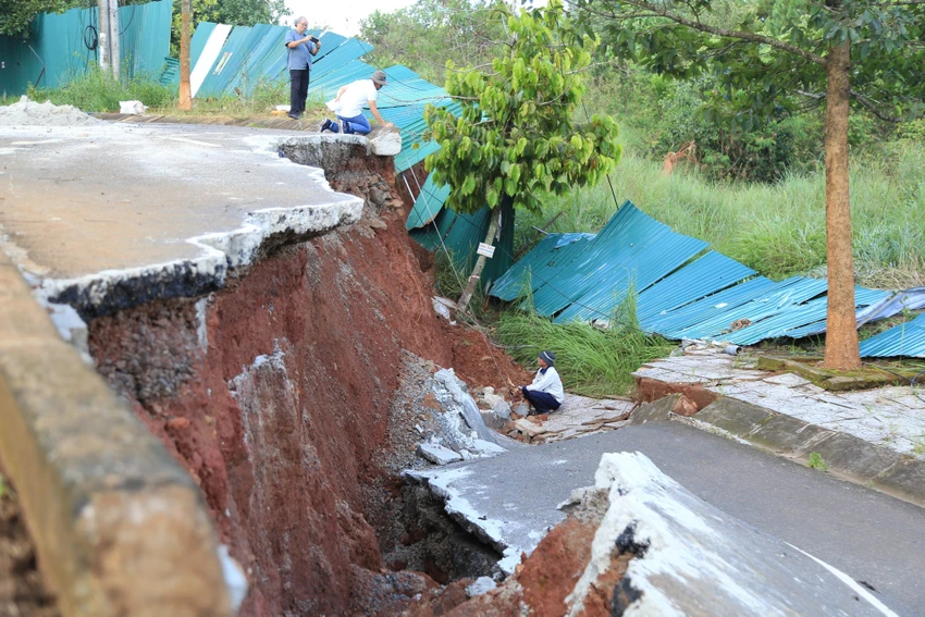Các chuyên gia đo vị trí đường Hồ Chí Minh đoạn qua TP Gia Nghĩa sụt lún. Ảnh: LP Các chuyên gia đo vị trí đường Hồ Chí Minh đoạn qua TP Gia Nghĩa sụt lún. Ảnh: LP