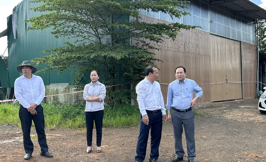 Lãnh đạo TP Gia Nghĩa, Sở GTVT Đắk Nông đi kiểm tra hiện trường. Ảnh: VŨ LONG Lãnh đạo TP Gia Nghĩa, Sở GTVT Đắk Nông đi kiểm tra hiện trường. Ảnh: VŨ LONG