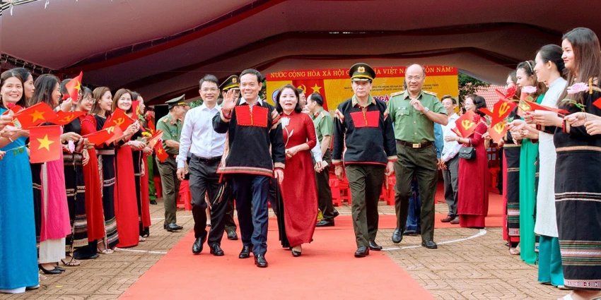 Phó thủ tướng Trần Lưu Quang dự ngày hội toàn dân bảo vệ an ninh Tổ quốc năm 2023 tại phường An Lạc. Ảnh: AX Phó thủ tướng Trần Lưu Quang dự ngày hội toàn dân bảo vệ an ninh Tổ quốc năm 2023 tại phường An Lạc. Ảnh: AX