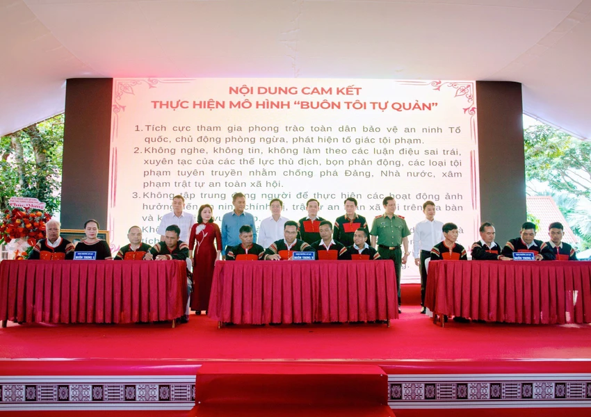 Các buôn ký kết thực hiện mô hình buôn tự quản. Ảnh: AX Các buôn ký kết thực hiện mô hình buôn tự quản. Ảnh: AX