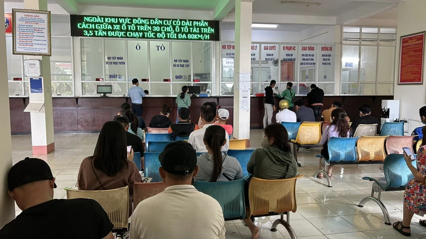 Người dân làm thủ tục ở phòng CSGT Công an tỉnh Đắk Lắk. Ảnh: VŨ LONG Người dân làm thủ tục ở phòng CSGT Công an tỉnh Đắk Lắk. Ảnh: VŨ LONG