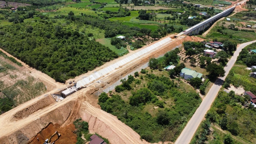Thi công mương thoát nước của dự án hồ Krông Pách Thượng, đoạn qua xã Cư Yang, huyện Ea Kar. Ảnh: VŨ LONG Thi công mương thoát nước của dự án hồ Krông Pách Thượng, đoạn qua xã Cư Yang, huyện Ea Kar. Ảnh: VŨ LONG
