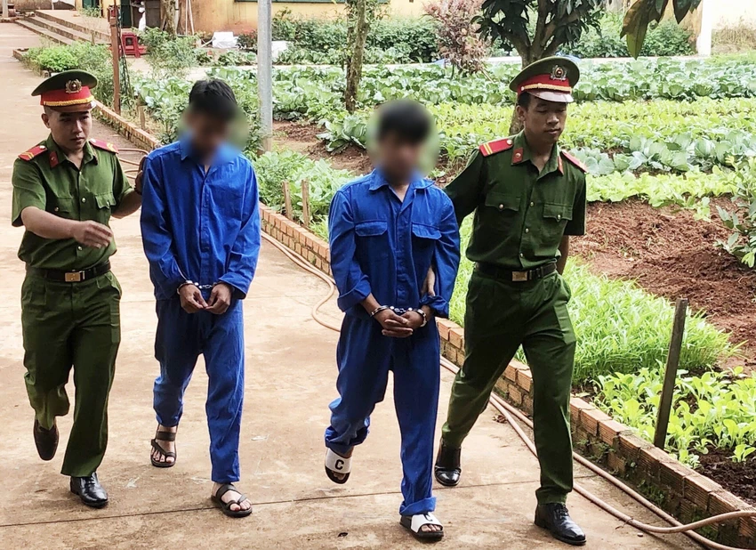 Dẫn giải Tống Văn Quý, Đặng Trương Huy về cơ quan điều tra. Ảnh: MQ Dẫn giải Tống Văn Quý, Đặng Trương Huy về cơ quan điều tra. Ảnh: MQ