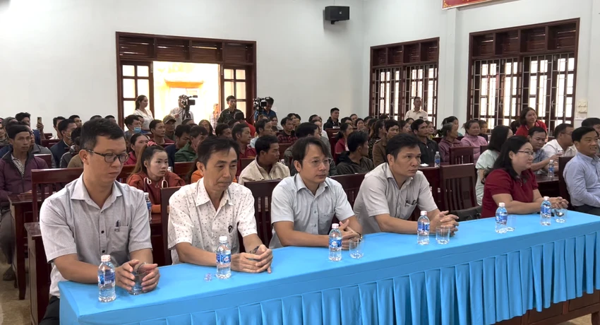 Đoàn công tác TP.HCM thăm tặng quà tại xã Quảng Sơn. Ảnh: VŨ LONG Đoàn công tác TP.HCM thăm tặng quà tại xã Quảng Sơn. Ảnh: VŨ LONG