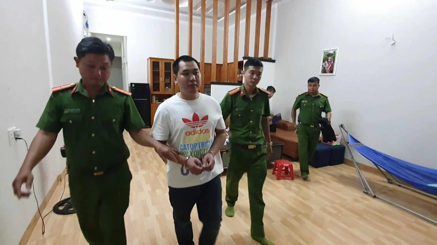 Dẫn giải Nguyễn Minh Trúc về cơ quan công an. Ảnh: SĐ Dẫn giải Nguyễn Minh Trúc về cơ quan công an. Ảnh: SĐ