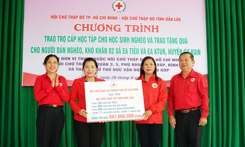 Hội Chữ thập đỏ TP.HCM hỗ trợ Hội Chữ thập đỏ Đắk Lắk gần 700 triệu đồng. Ảnh: VŨ LONG Hội Chữ thập đỏ TP.HCM hỗ trợ Hội Chữ thập đỏ Đắk Lắk gần 700 triệu đồng. Ảnh: VŨ LONG