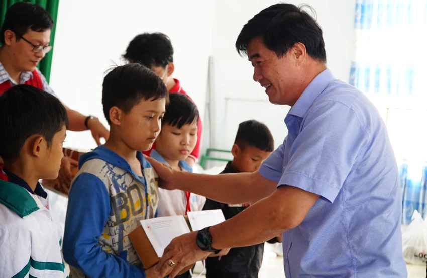 Phó chủ tịch UBND tỉnh Đắk Lắk Nguyễn Thiên Văn tặng quà cho học sinh có hoàn cảnh khó khăn. Ảnh: VŨ LONG Phó chủ tịch UBND tỉnh Đắk Lắk Nguyễn Thiên Văn tặng quà cho học sinh có hoàn cảnh khó khăn. Ảnh: VŨ LONG