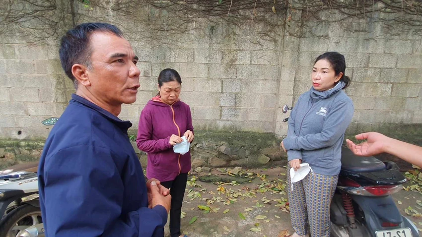 Người dân trình báo cơ quan công an về vụ việc. Ảnh: SĐ Người dân trình báo cơ quan công an về vụ việc. Ảnh: SĐ