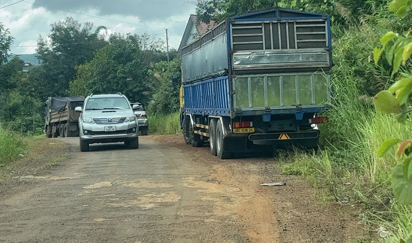 Xe tải trọng lớn chờ đi qua đập thủy lợi Đắk Cút. Ảnh: VT Xe tải trọng lớn chờ đi qua đập thủy lợi Đắk Cút. Ảnh: VT