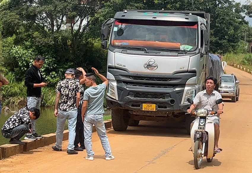 Người dân chặn xe tải BKS 26H-002.40 khi đang di chuyển trên đập Đắk Cút. Ảnh: VT Người dân chặn xe tải BKS 26H-002.40 khi đang di chuyển trên đập Đắk Cút. Ảnh: VT