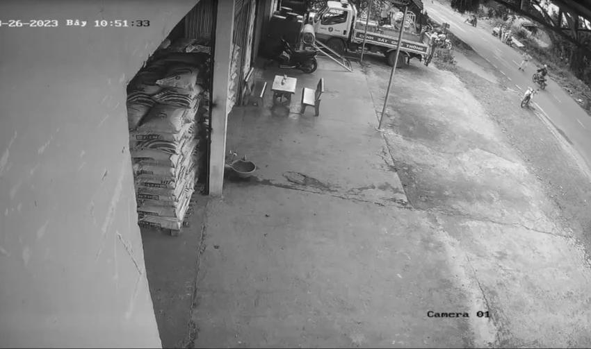 Hiện trường Đội CSGT Công an huyện Đắk Glong thực hiện đo nồng độ cồn ở thôn 10, xã Quảng Khê. Ảnh cắt từ clip Hiện trường Đội CSGT Công an huyện Đắk Glong thực hiện đo nồng độ cồn ở thôn 10, xã Quảng Khê. Ảnh cắt từ clip
