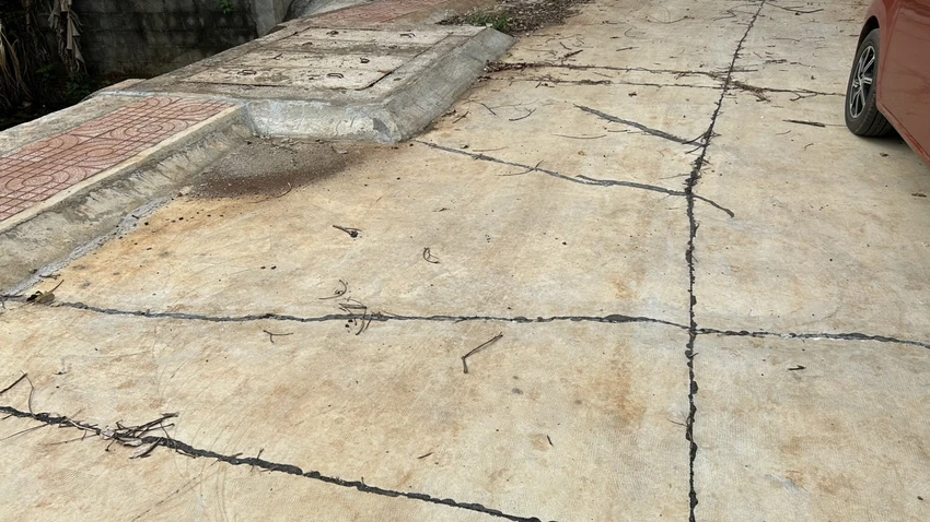 Nhà thầu hiện đã cho trám lại đường nứt nẻ. Ảnh: VŨ LONG Nhà thầu hiện đã cho trám lại đường nứt nẻ. Ảnh: VŨ LONG