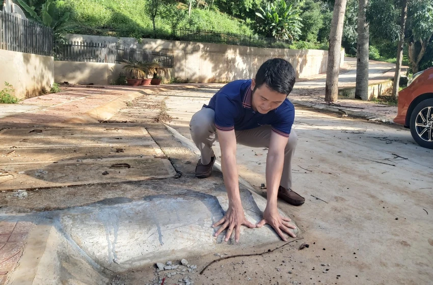 Cống thoát nước chiếm khoảng 1/3 diện tích mặt đường. Ảnh: VŨ LONG Cống thoát nước chiếm khoảng 1/3 diện tích mặt đường. Ảnh: VŨ LONG