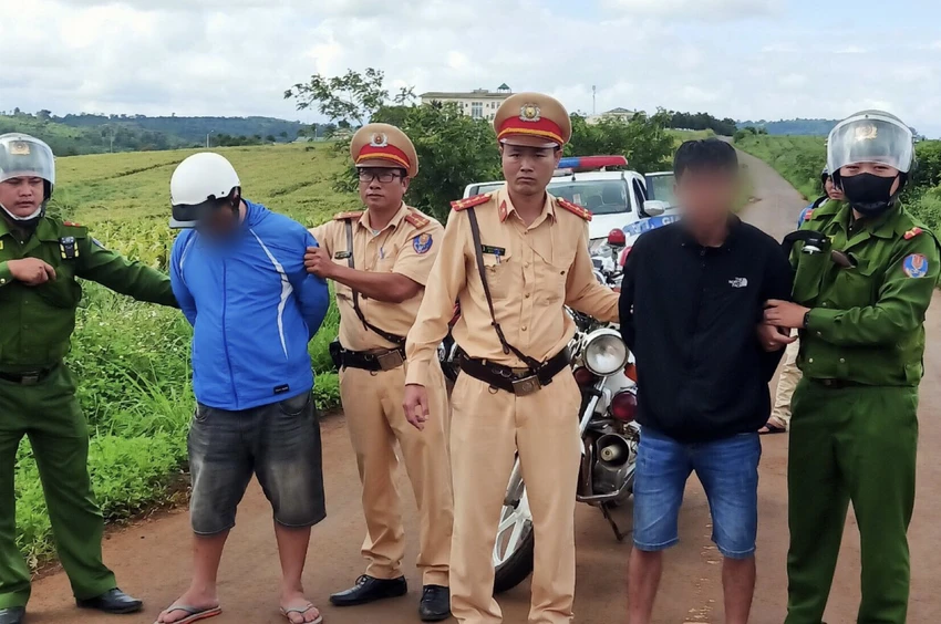Công an bắt hai thanh niên cướp giật điện thoại. Ảnh: MQ