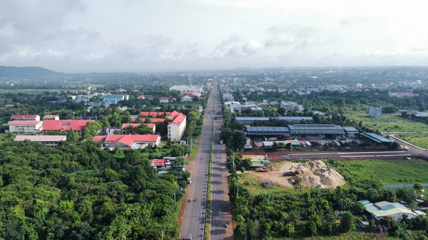 Đường vành đai phía tây TP Buôn Ma Thuột . Ảnh: VŨ LONG Đường vành đai phía tây TP Buôn Ma Thuột . Ảnh: VŨ LONG