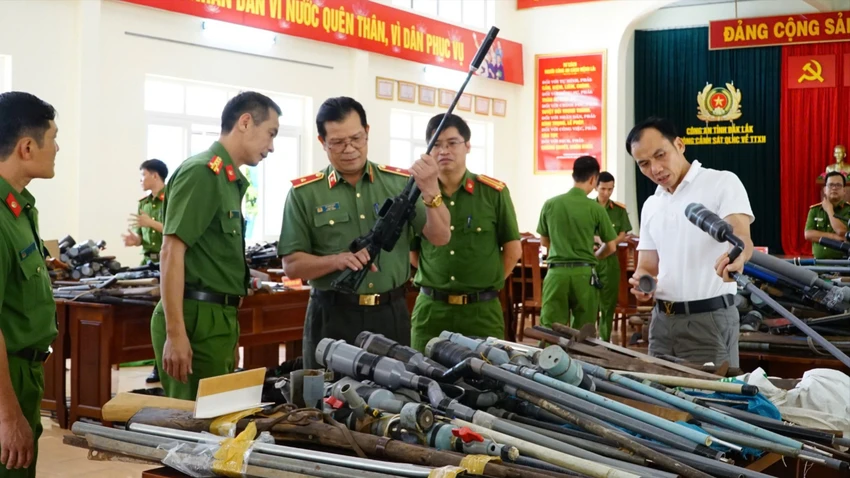 lấy vũ khí.jpg