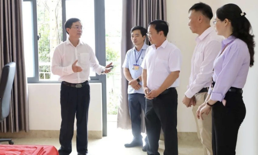 trường chính trị.png