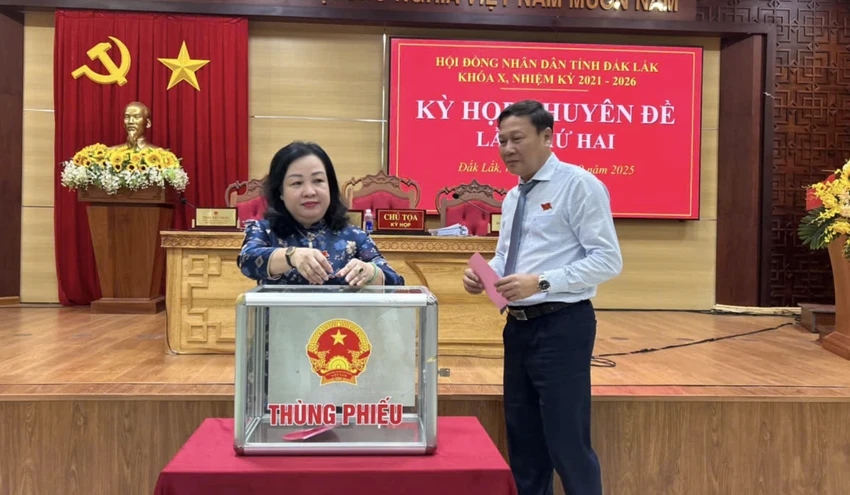 Các đại biểu bầu bổ sung chức danh Phó Chủ tịch HĐND tỉnh Đắk Lắk đối với ông Từ Thái Giang. Ảnh: VŨ LONG
