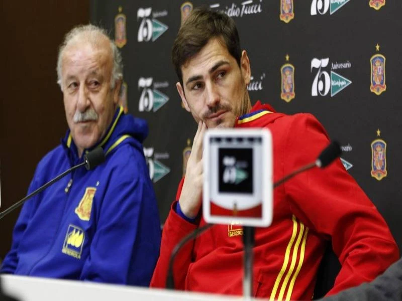 Vì sao Del Bosque hắt hủi 'thánh' Iker? ảnh 1 Hình ảnh thân thân thiện này giữa Del Bosque và Iker không còn