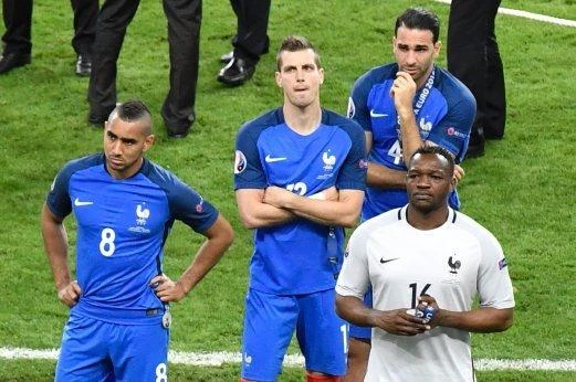 Payet (8) buồn bã nhìn Bồ Đào Nha ẵm cúp